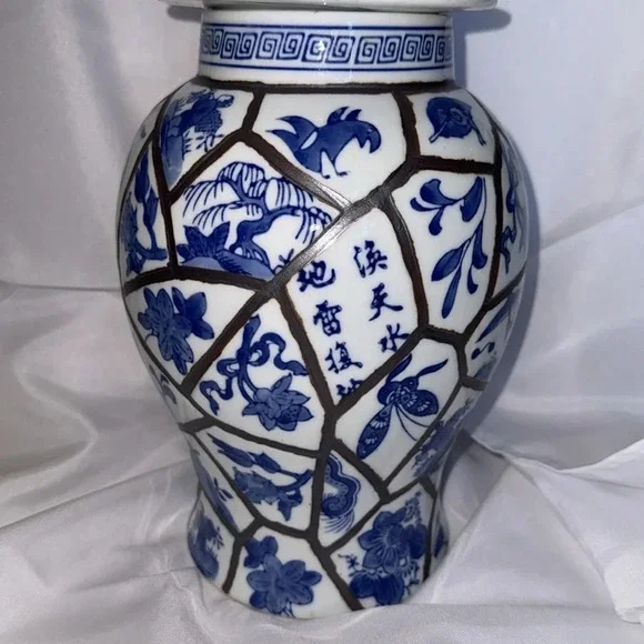 Chinese Blue and White Lidded Jar Hand Painted with Floral and Leaf - Picture 6 of 11